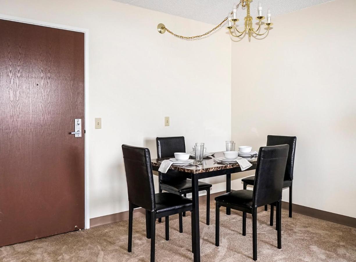 Short Term Rentals At The Park At Trowbridge Senior Community Southfield Exterior photo